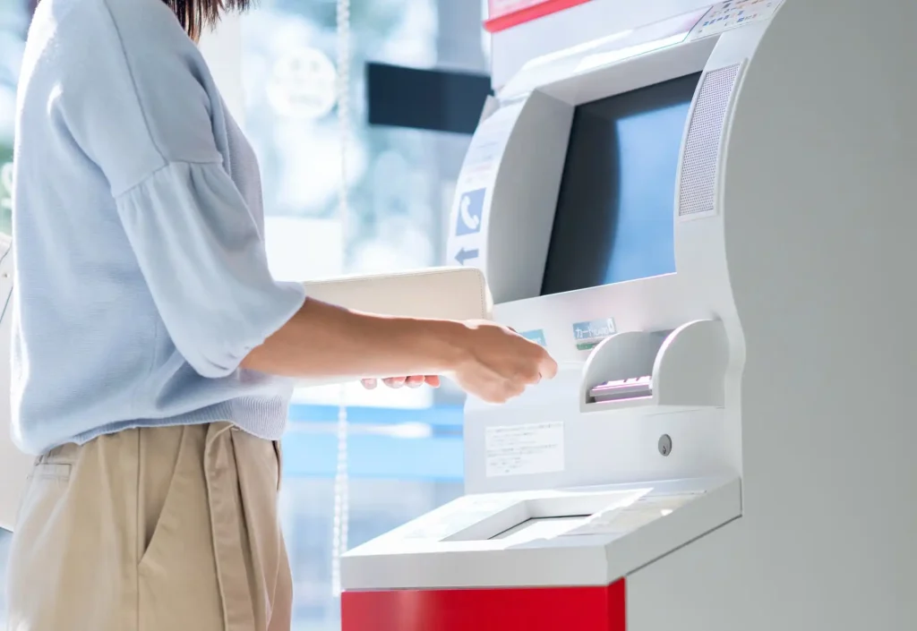 ATMを使う女性