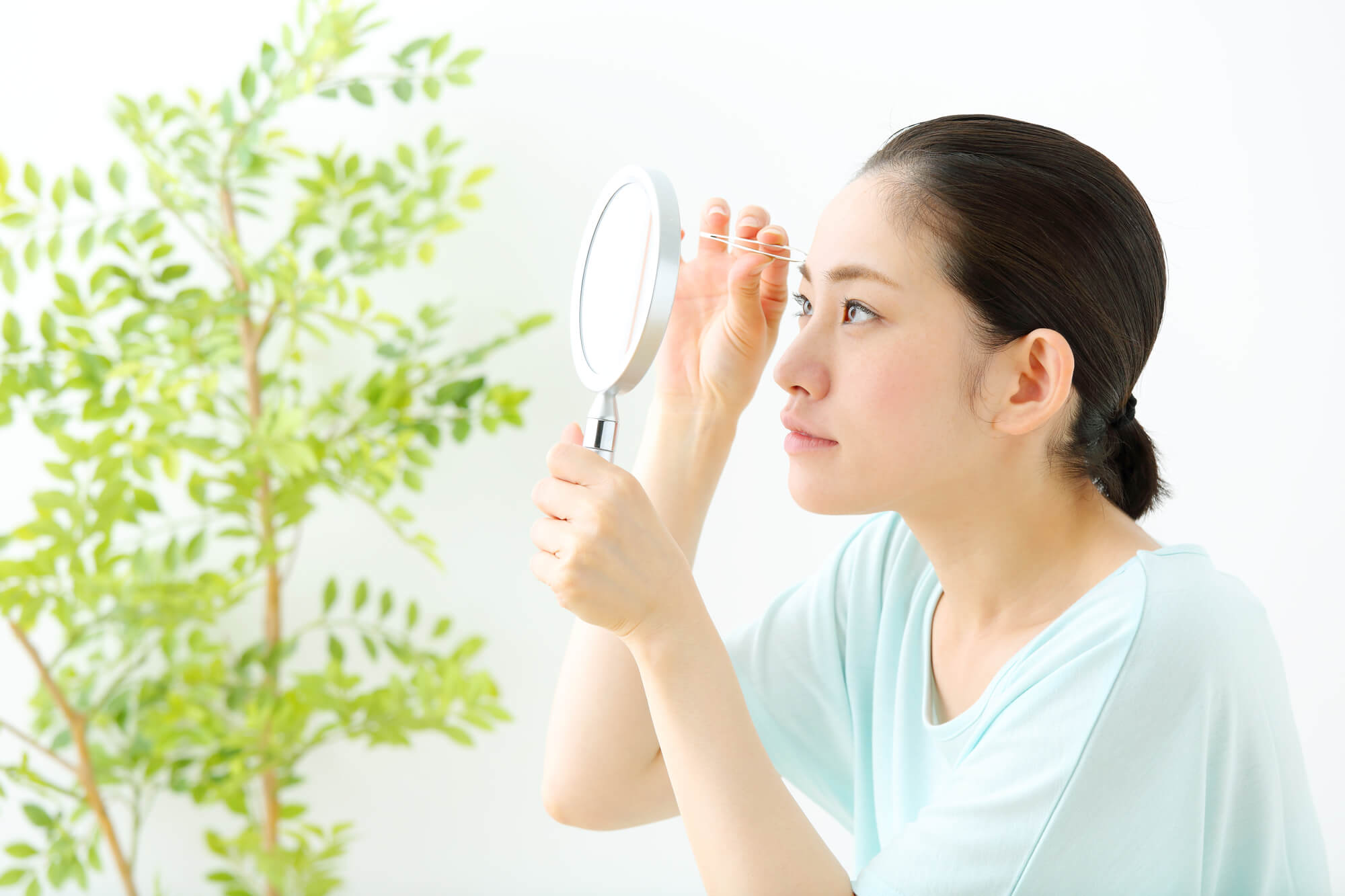 ニードル脱毛(医療針脱毛/絶縁針脱毛) 11 眉毛を自己処理する女性