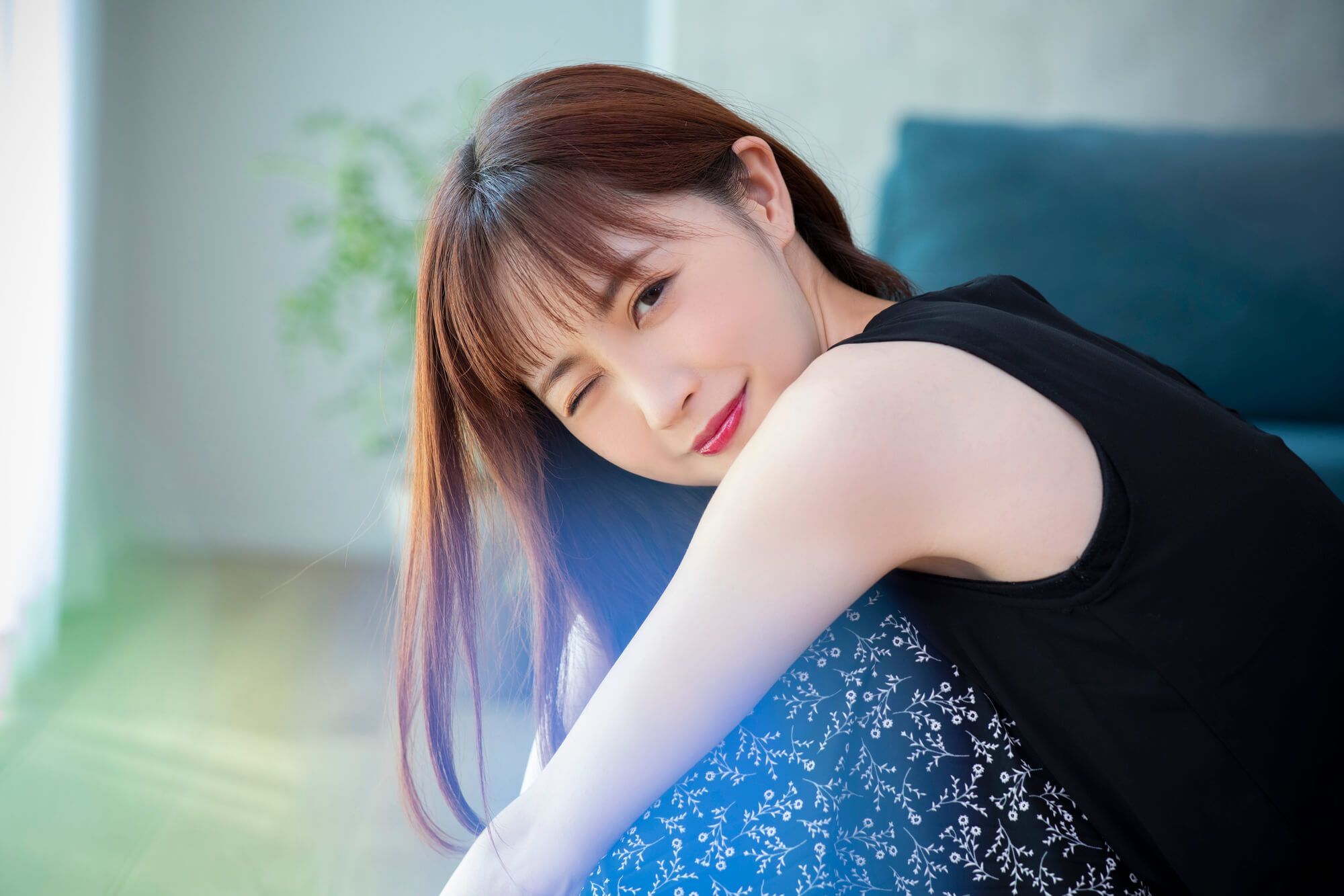 腕や脚のボディケアを考える女性のイメージ