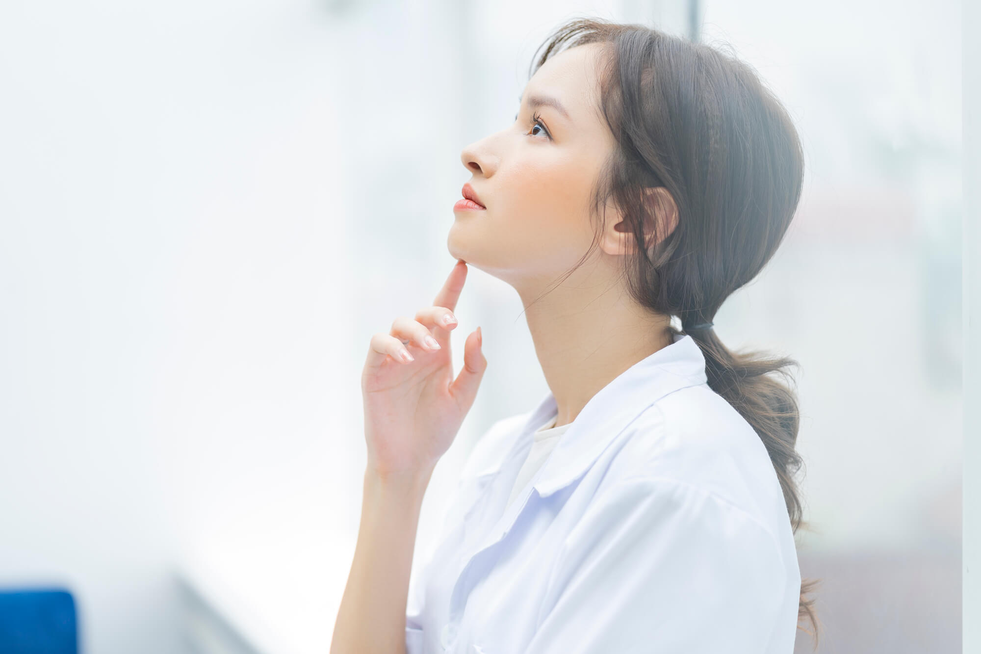 考える女性医師