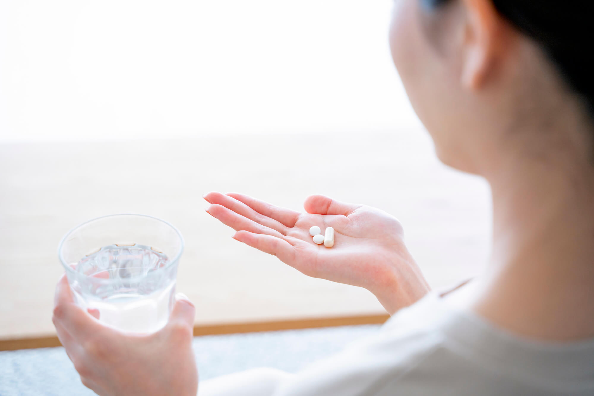 サクセンダの副作用は怖い?吐き気・便秘の対策と受診の目安を医師監修で解説 1 サクセンダの副作用と対処法について確認する内服・注射治療のイメージ