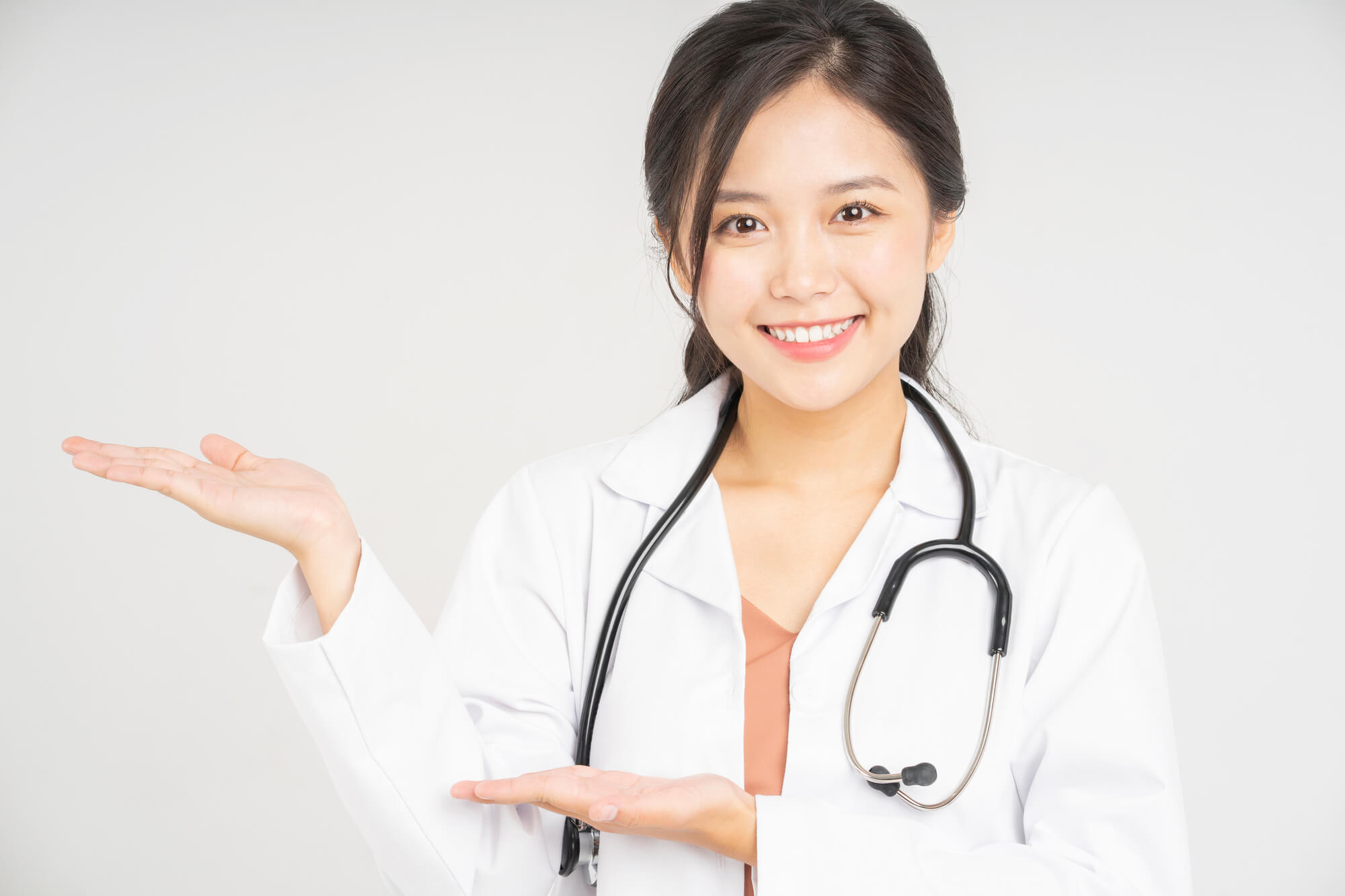 女性　ポートレート　医者