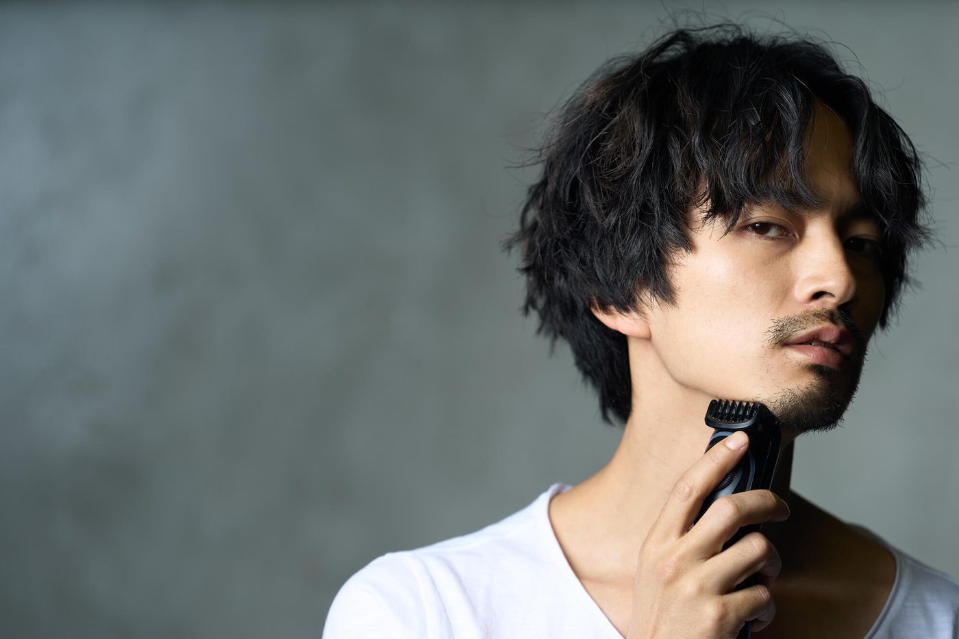 ヒゲを整える男性