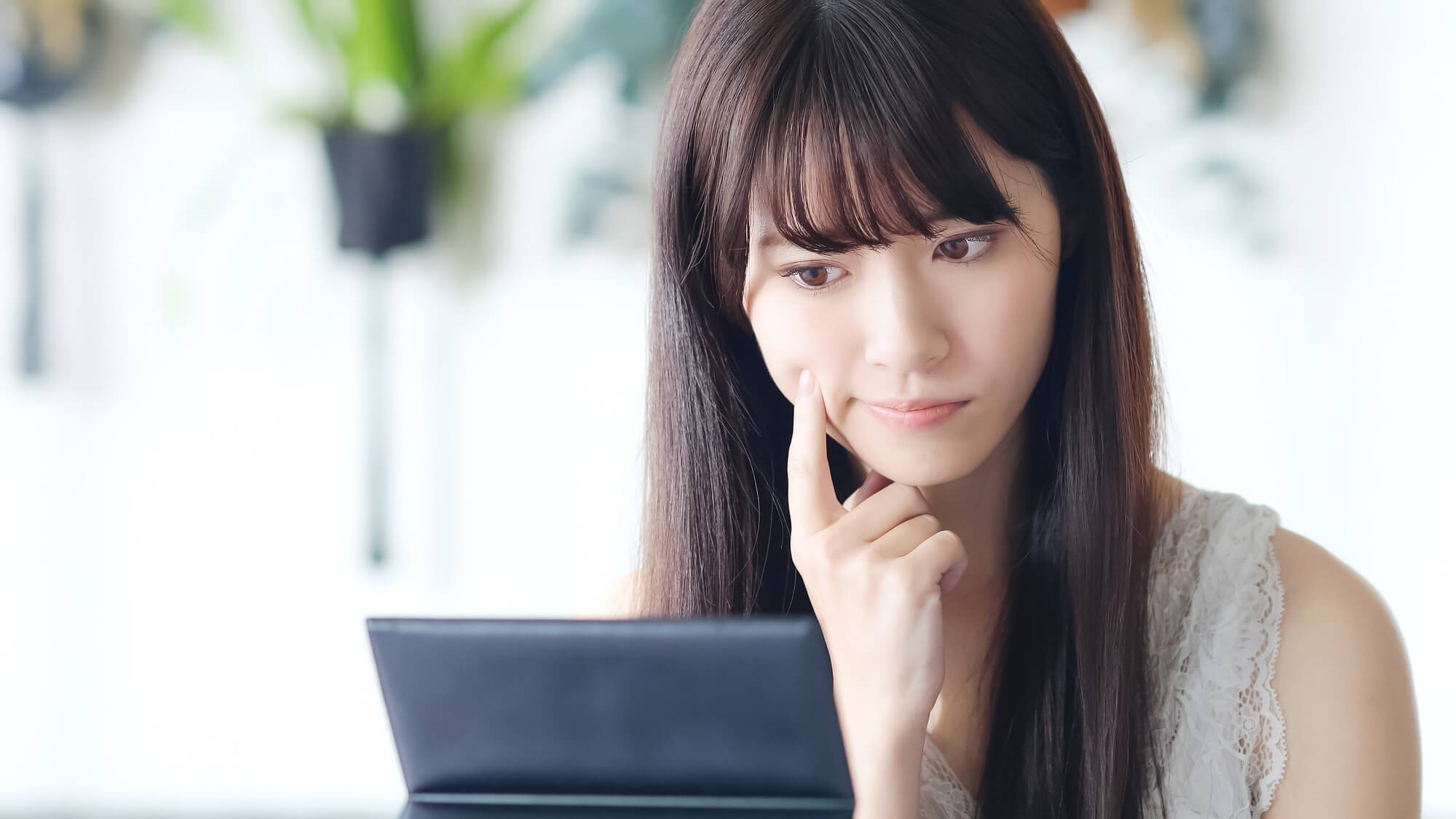 ニードル脱毛(医療針脱毛/絶縁針脱毛) 6 脱毛方法を検討する女性