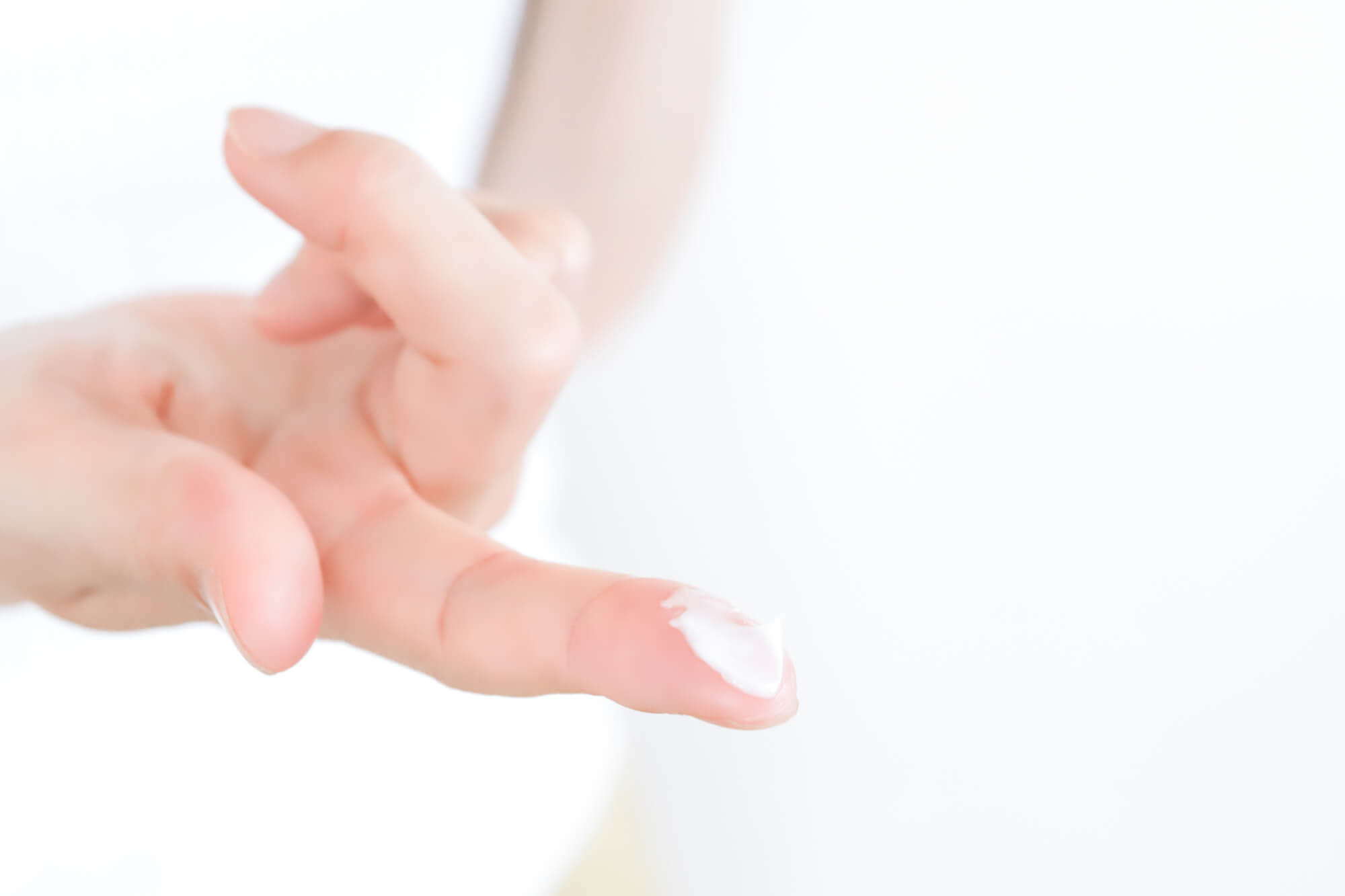 肌に薬を塗る手元