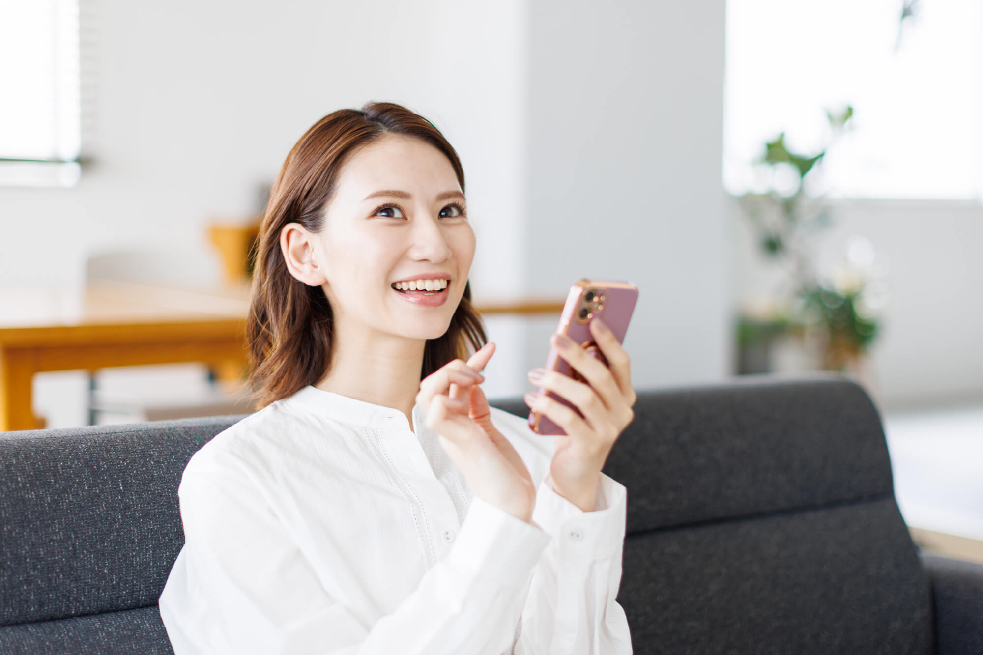 スマホで検索する女性