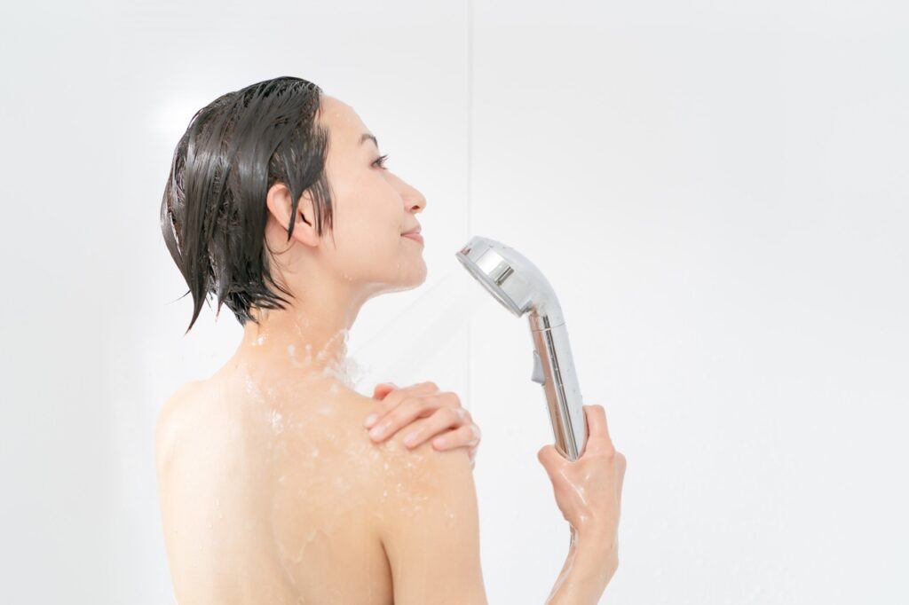 シャワーする女性
