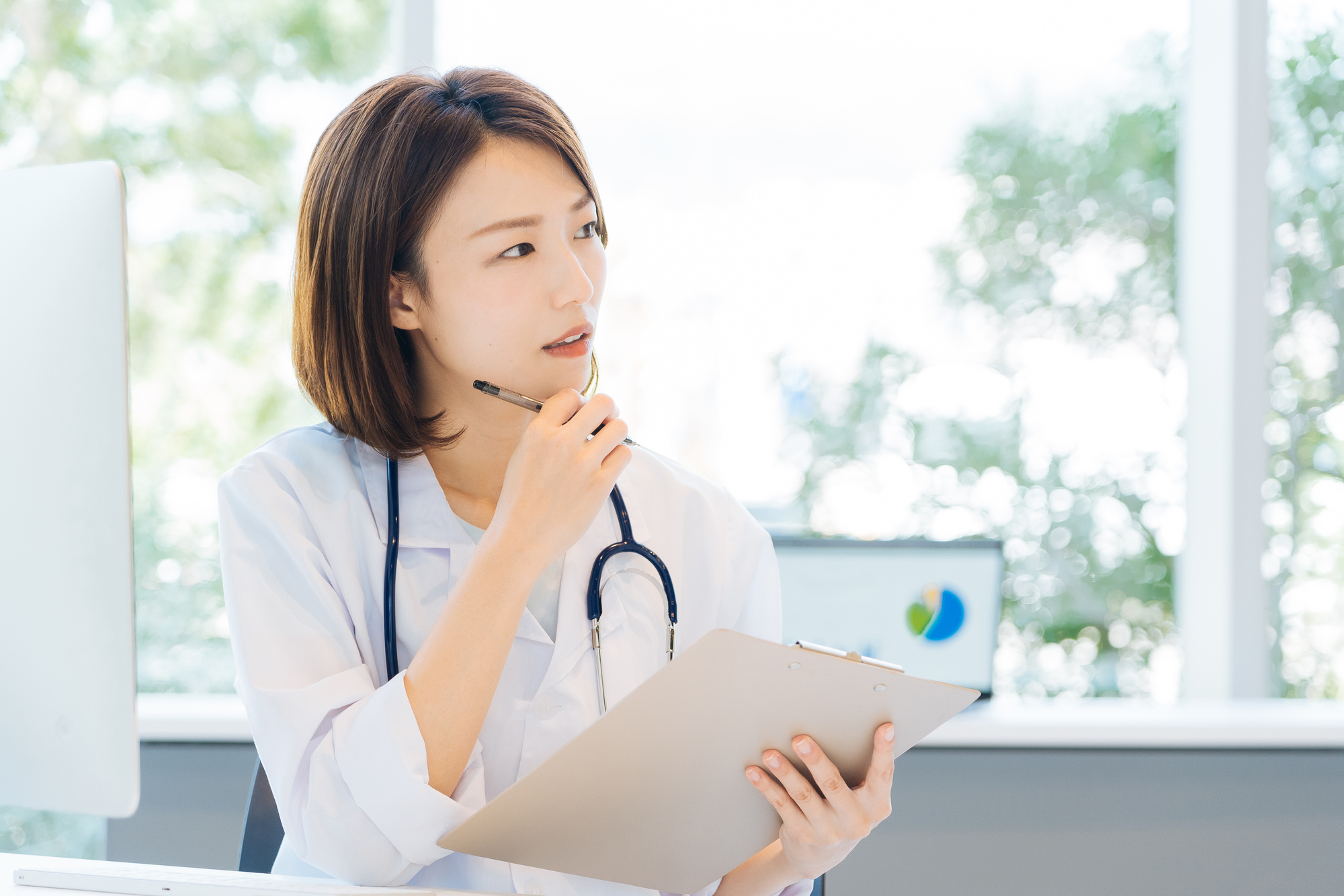 ニードル脱毛(医療針脱毛/絶縁針脱毛) 18 診察する女性医師のイメージ