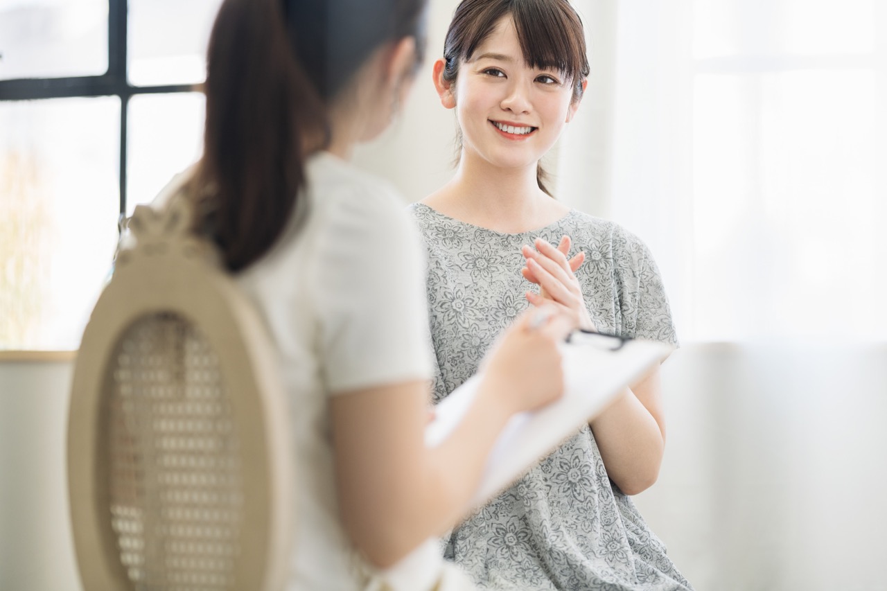医療ダイエットの値段はいくら?注射・内服薬別の料金と総額の考え方を医師監修で解説 1 医療ダイエットの値段と料金プランをカウンセリングで相談する様子