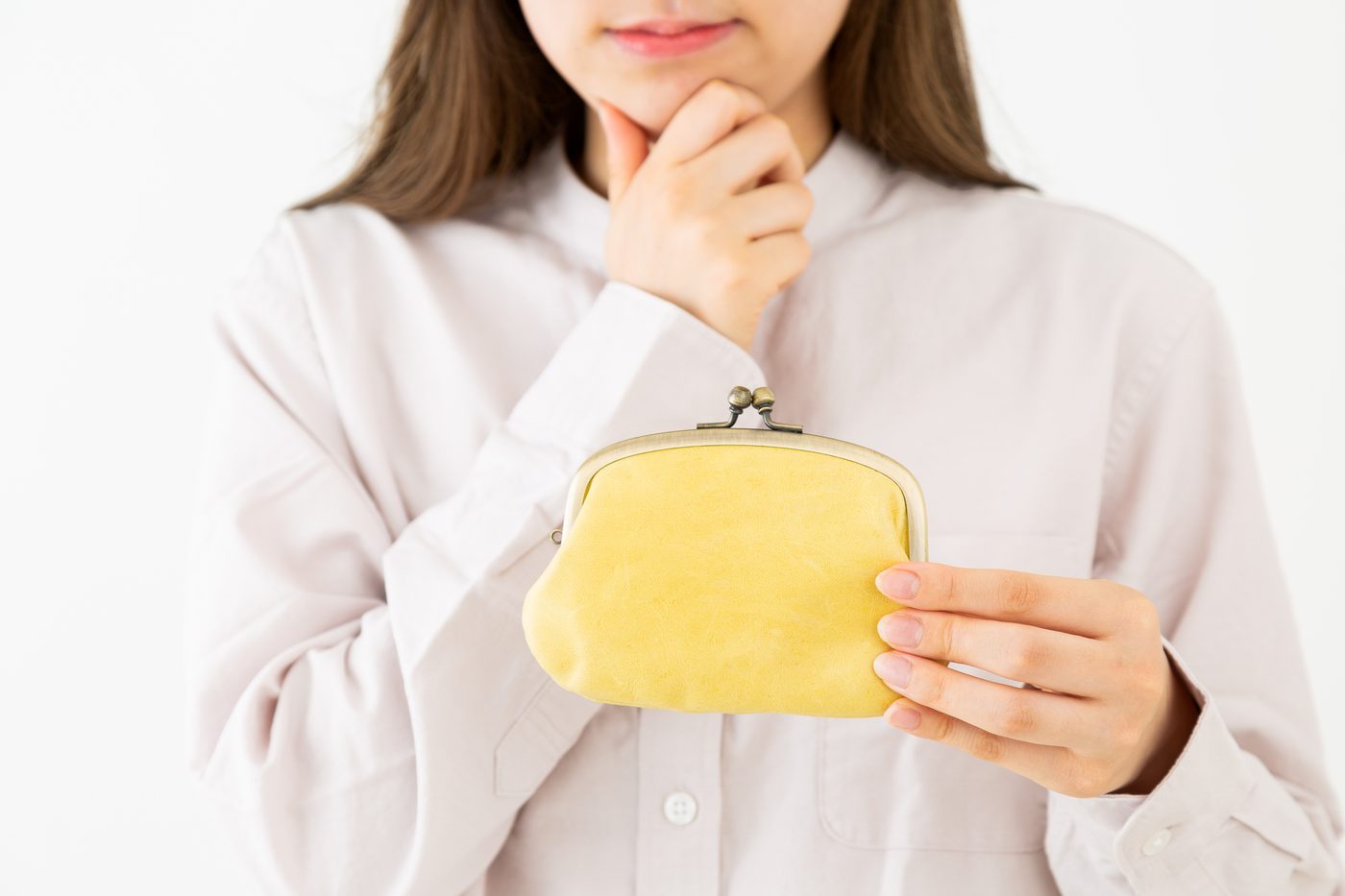 料金を考える女性