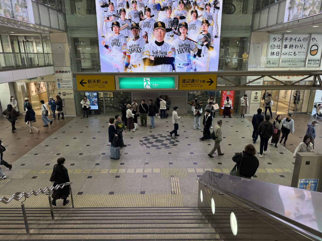 福岡・天神の医療脱毛ならレナトゥスクリニック福岡天神院【公式】 86 天神駅の巨大スクリーン(福岡天神院への道順1)