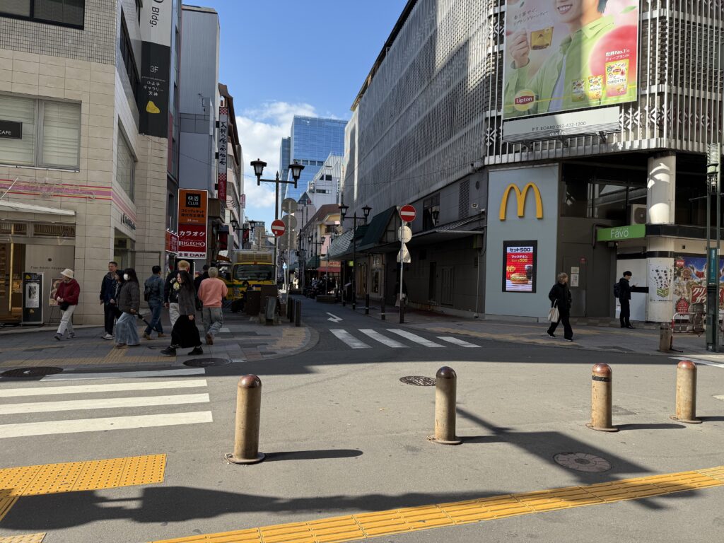 福岡・天神の医療脱毛ならレナトゥスクリニック福岡天神院【公式】 87 マクドナルドとひよこギャラリーの通り(福岡天神院への道順2)