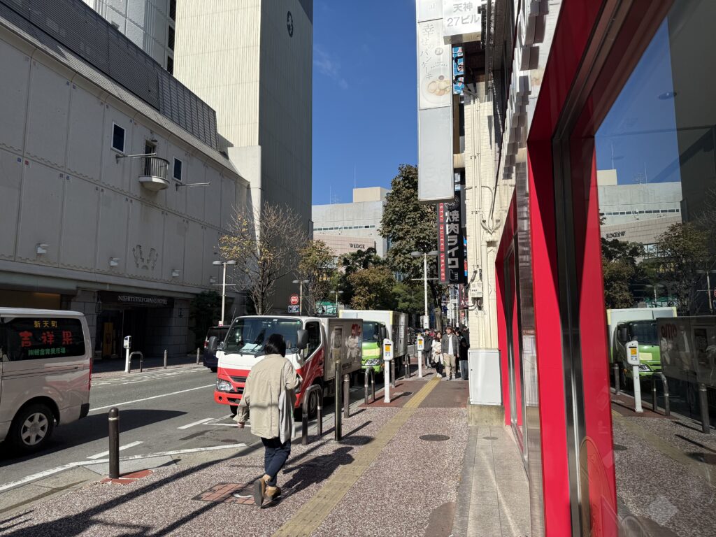 福岡・天神の医療脱毛ならレナトゥスクリニック福岡天神院【公式】 91 焼肉ライクの前を通る通り(福岡天神院への道順5)