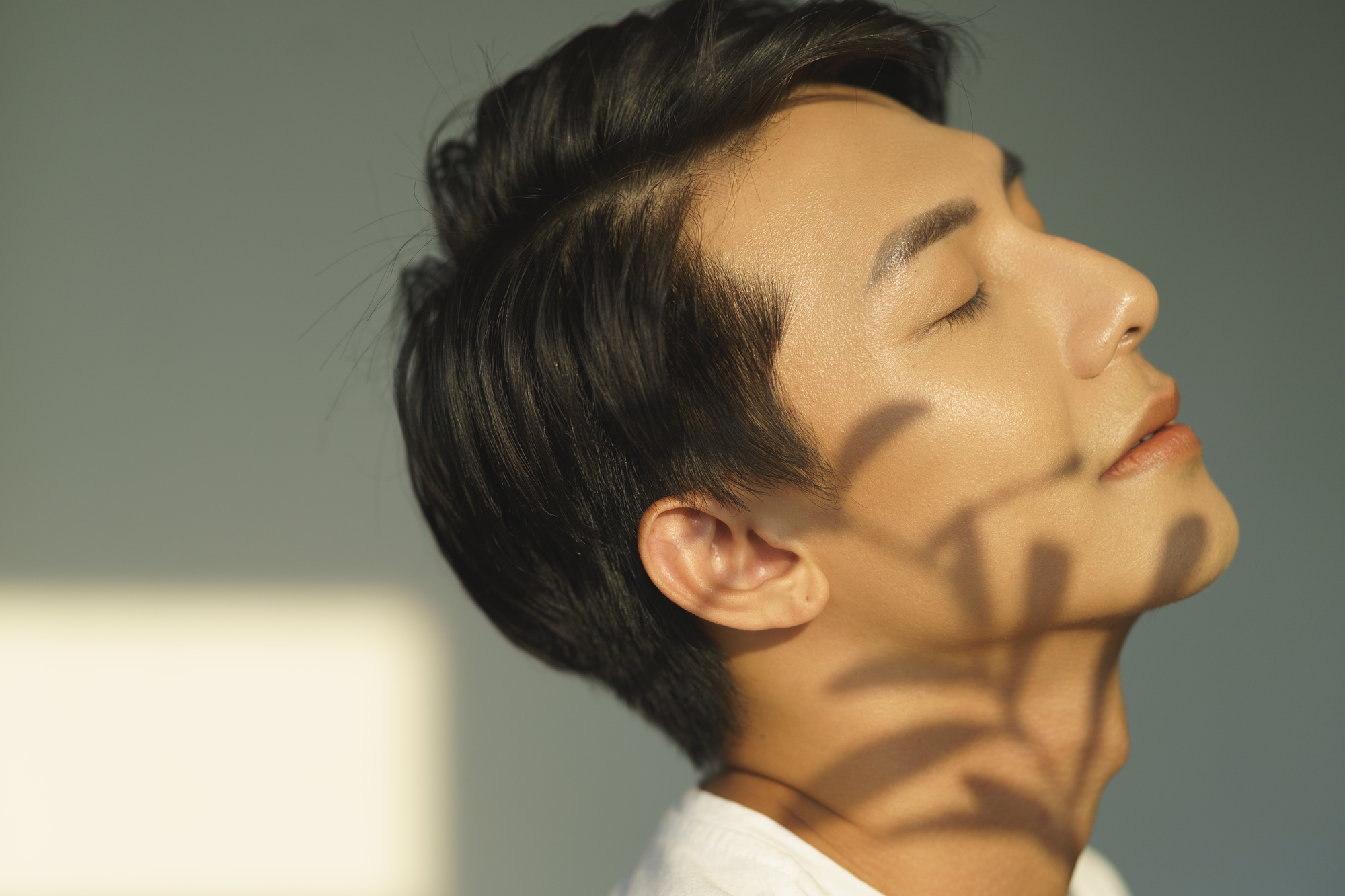 ヒゲや顔の手入れを考える男性