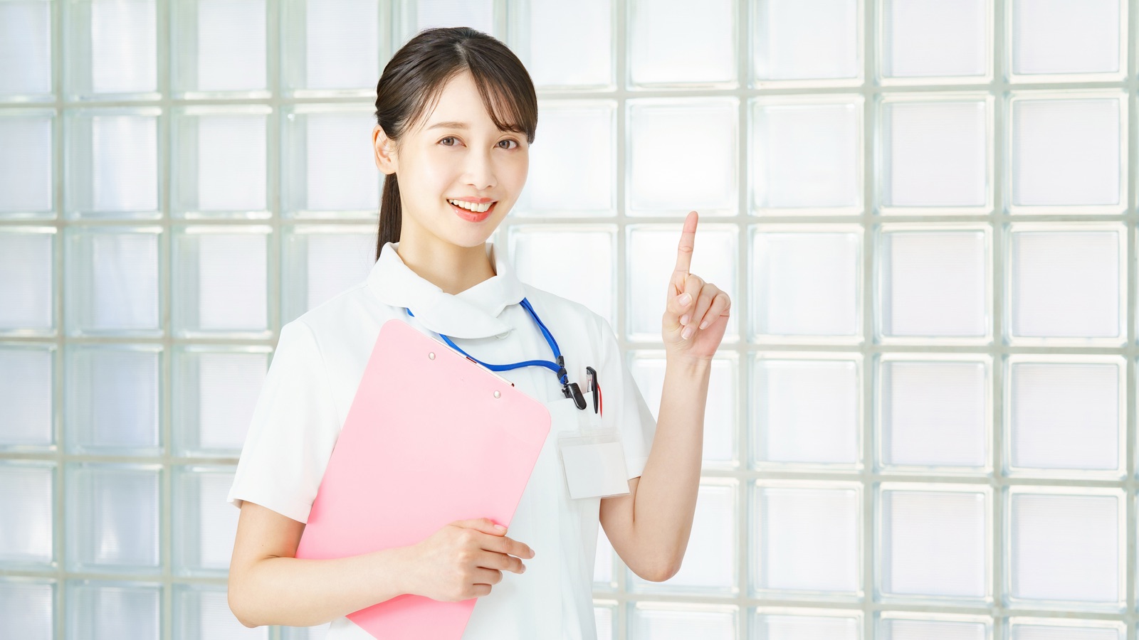 施術前に声かけをする看護師のイメージ