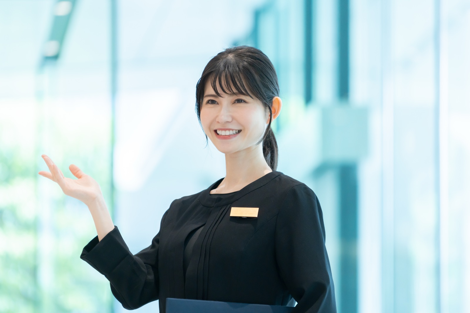 受付スタッフが案内するイメージ