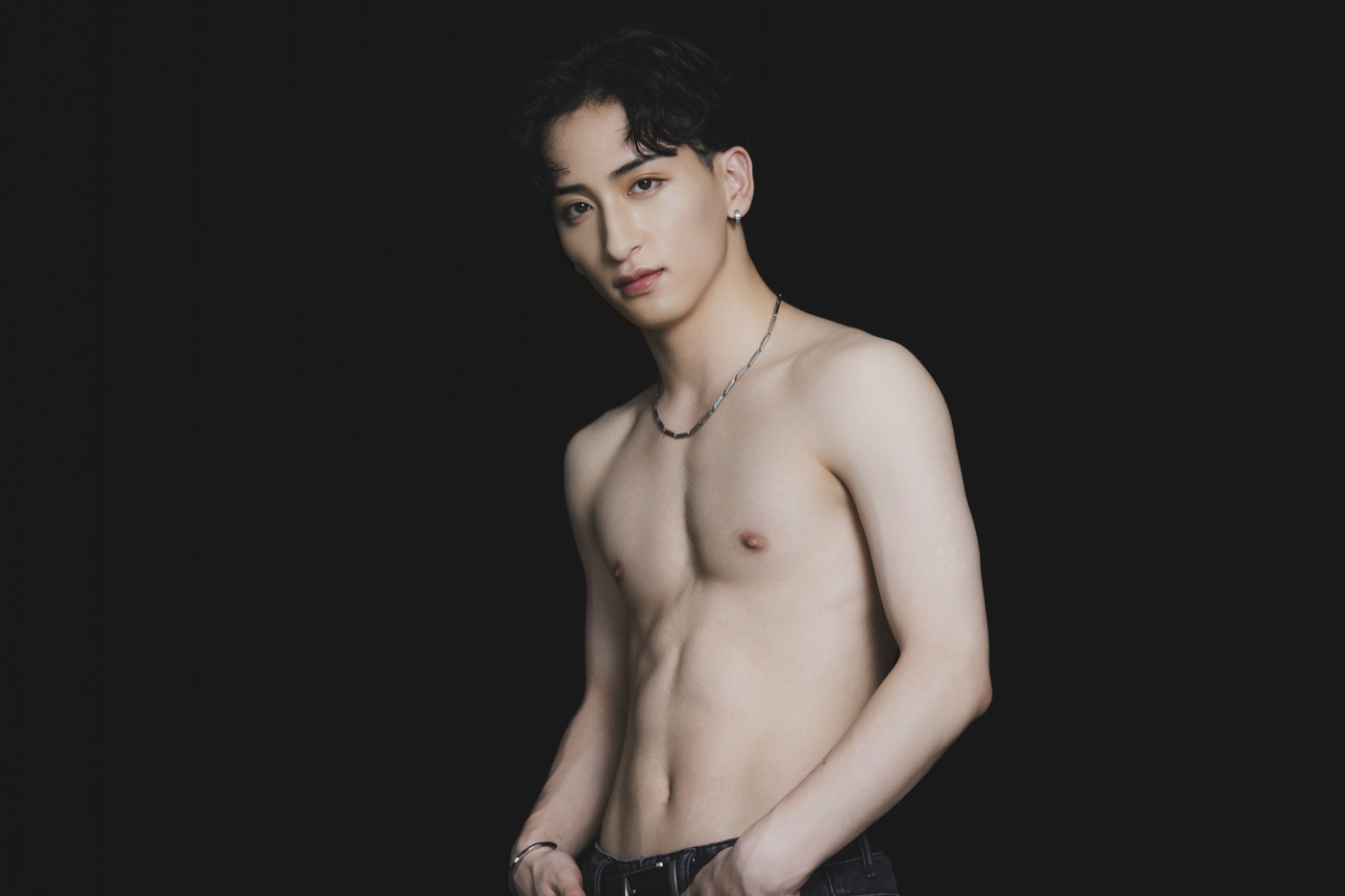 胸・お腹が見える上半身の男性（メンズ脱毛のイメージ）