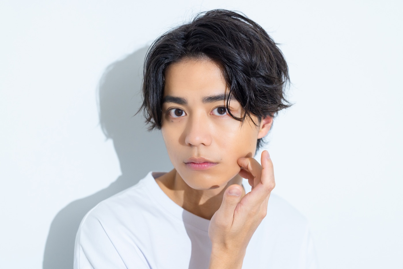 施術担当について相談する男性（メンズ脱毛のイメージ）