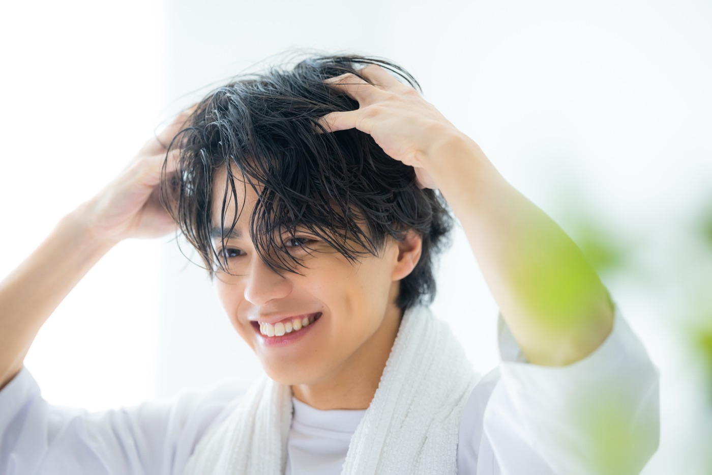 脱毛後に肌を整える男性（メンズ脱毛のイメージ）