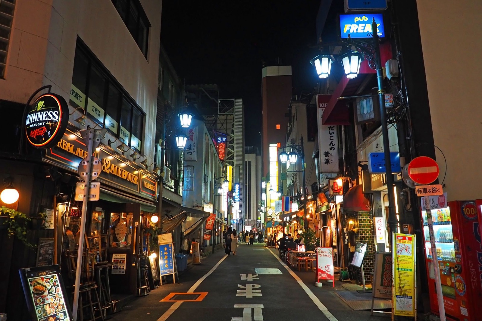 新宿のメンズ医療脱毛おすすめ12選|2026年最新 38 新宿三丁目の飲食店が並ぶ通り(夜)