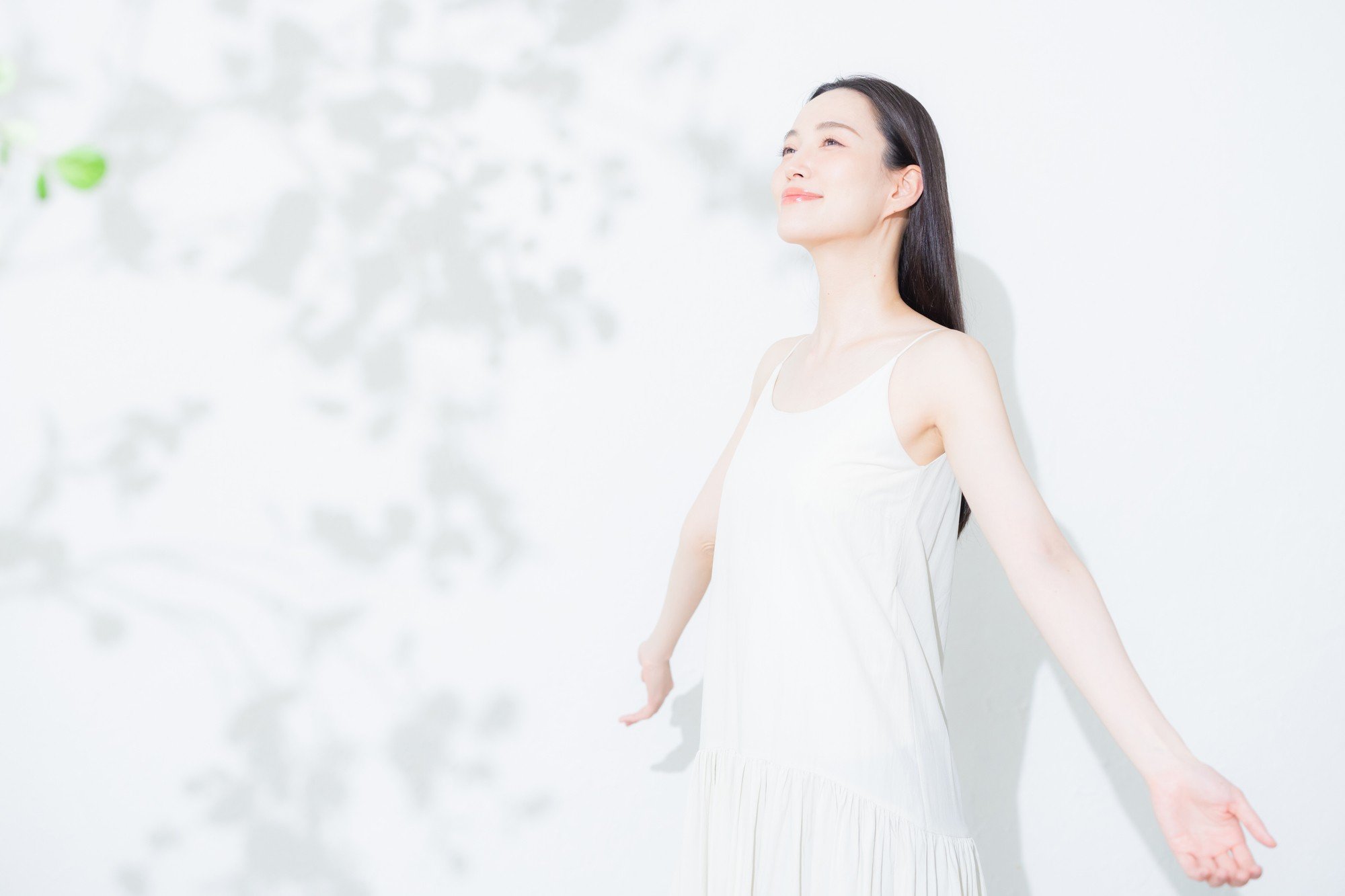 VIO医療脱毛後のなめらかな肌で爽やかな女性