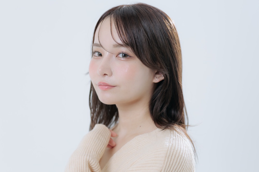 診察室で医師が肌と持病・飲んでいる薬を確認している様子（モデル）