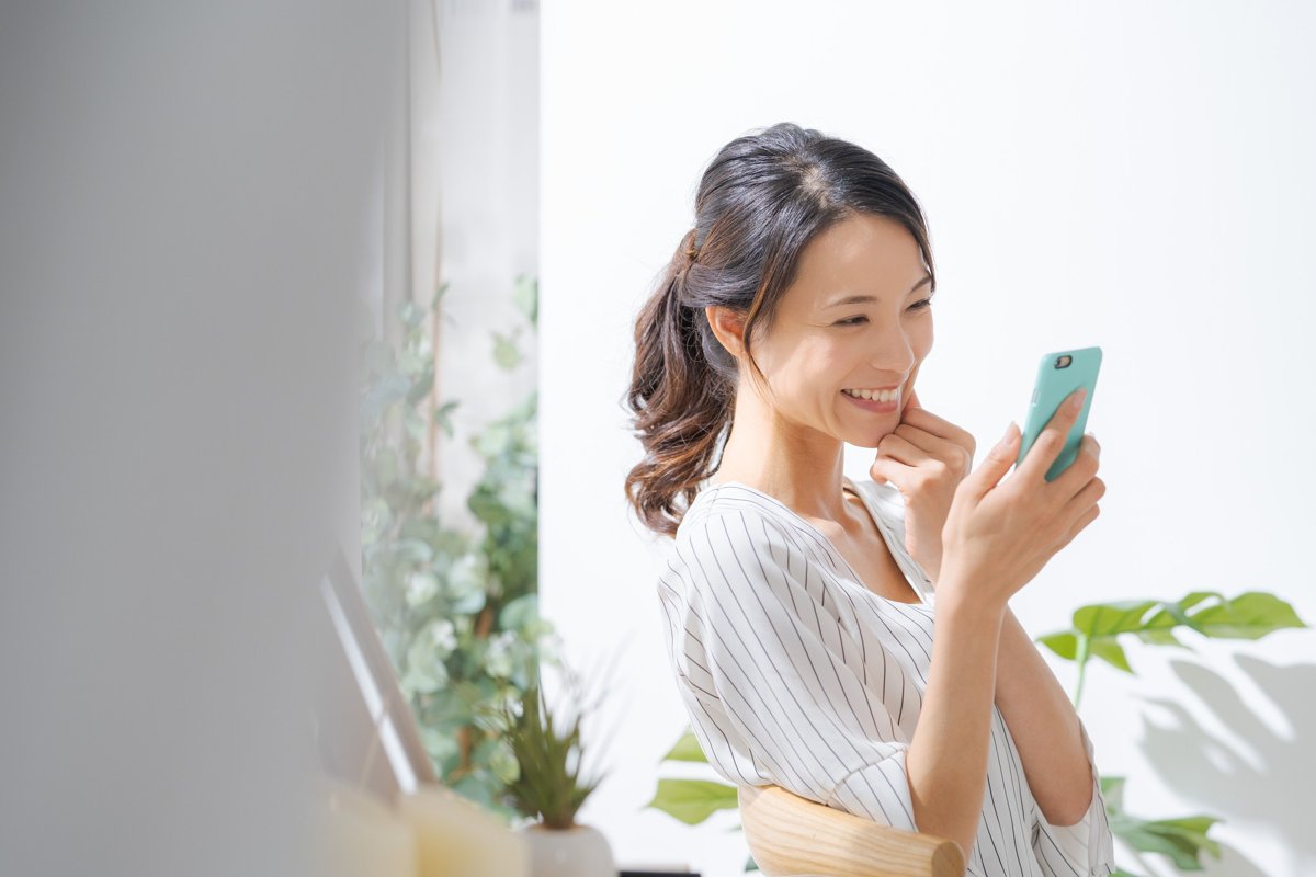 大阪の医療脱毛ならレナトゥスクリニック大阪院【公式】 51 スマートフォンで予約する女性